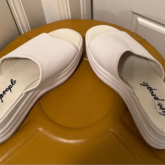 Free People platform slides - Picture 16 of 17